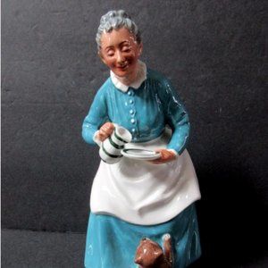 Royal Doulton porcelain figurine Favourite  HN2249  7-3/4" tall  Mint cond.